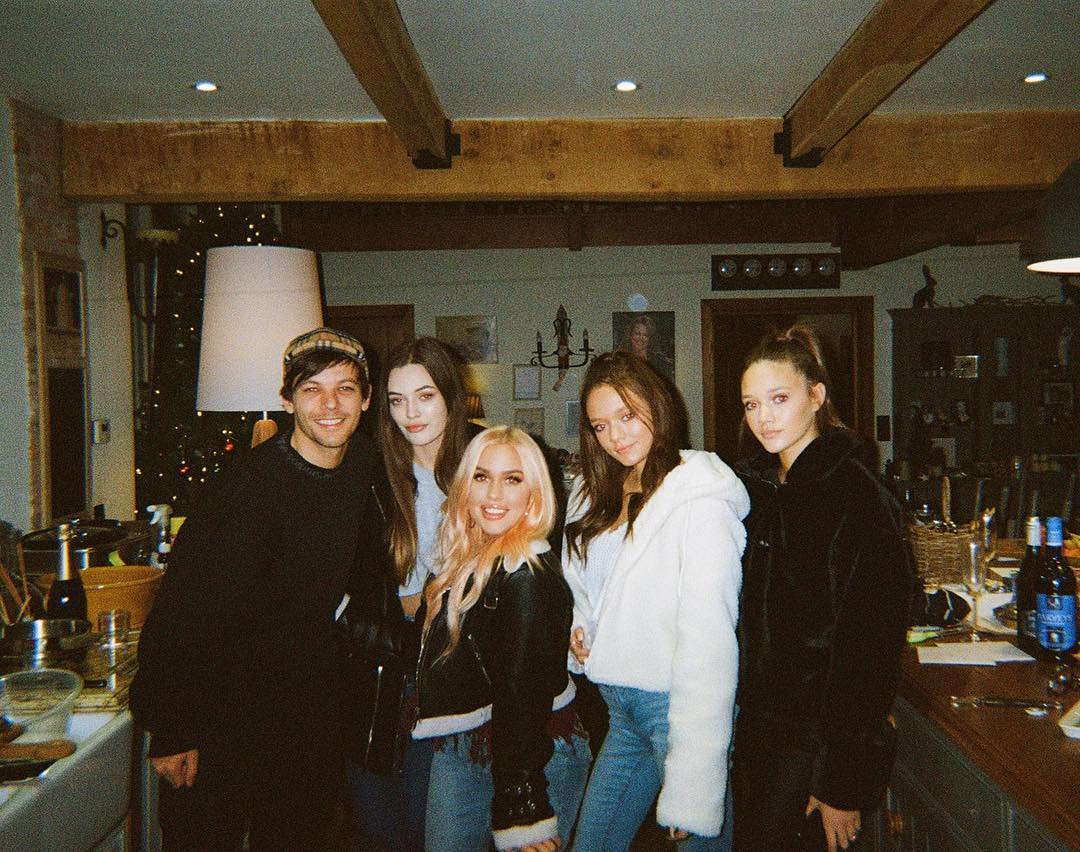 Félicité Tomlinson continua su: https://music.fanpage.it/morta-a-18-anni-la-sorella-di-louis-tomlinson-felicite-e-deceduta-per-un-infarto/ http://music.fanpage.it/