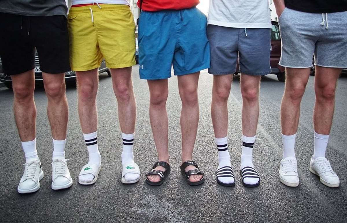 Moda, estate 2019: i calzini bianchi con i sandali sono un must - DonnaPOP