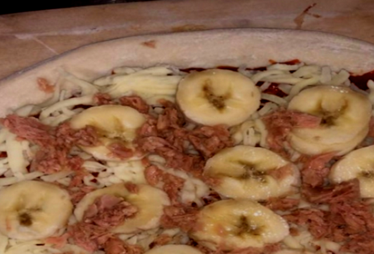 Pizza con banane e tonno