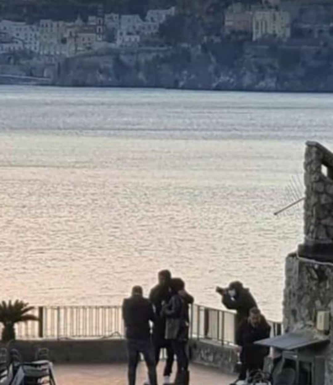 Can Yaman e Diletta Leotta circondati da fotografi e bodyguard