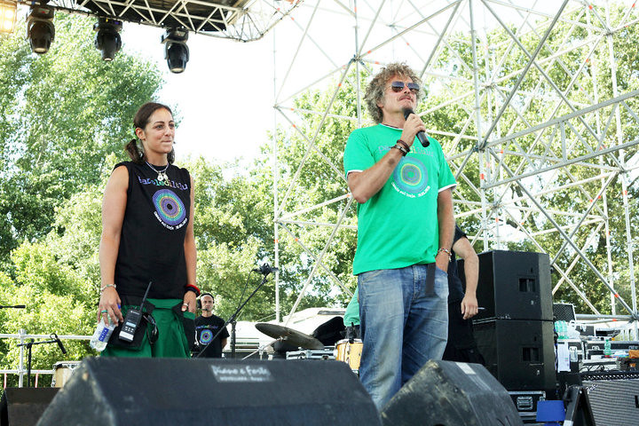 Shirin Amini eNiccolò Fabi sul palco di Parole di Lulù / Fonte foto: Flickr