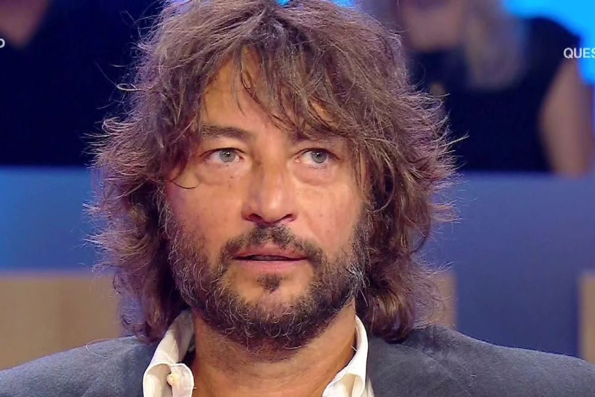 Simone Annicchiarico, tutto sul conduttore: dal padre famoso a cosa fa oggi, conosciamolo meglio