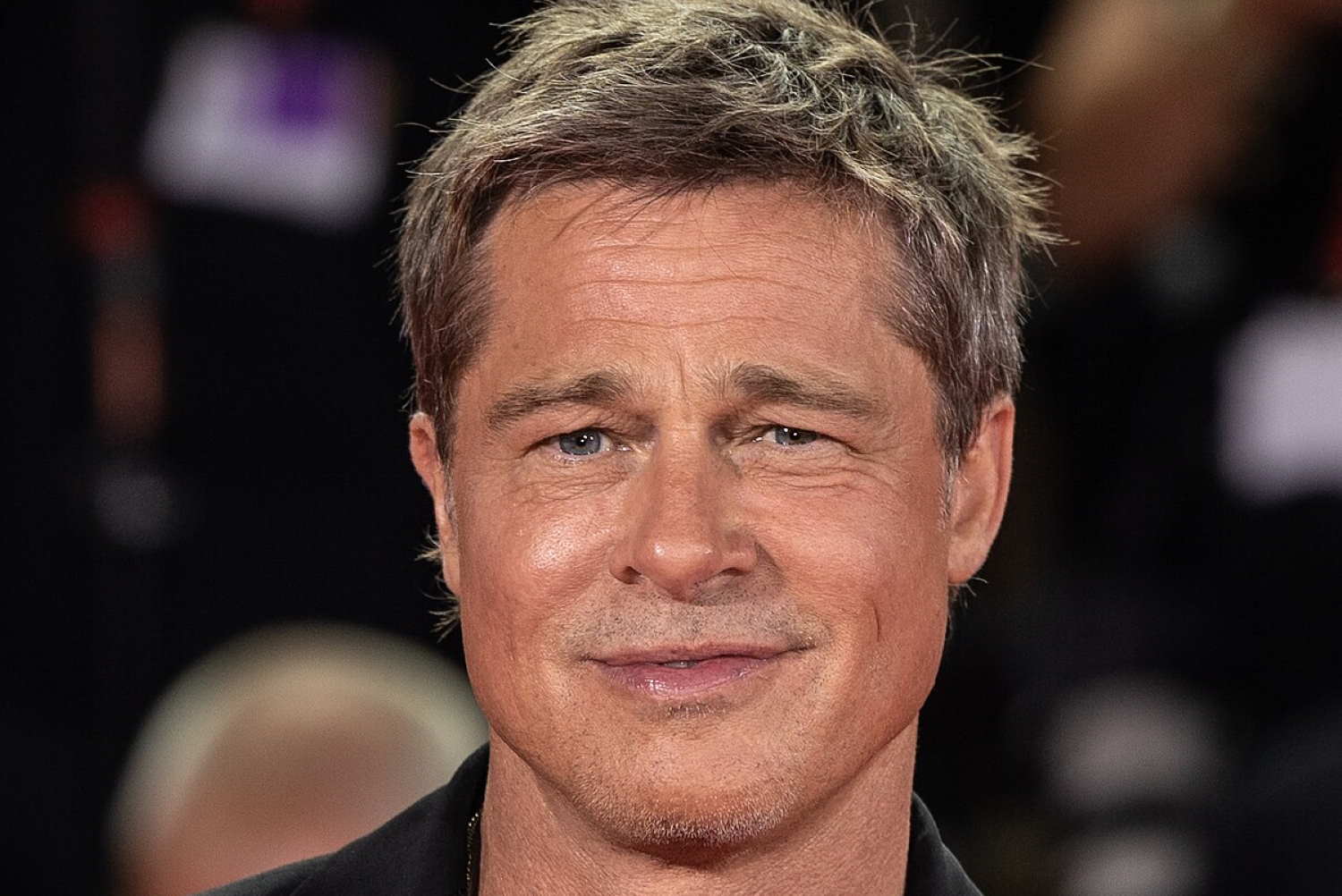 Realizza il sogno di parlare con Brad Pitt ma poi scopre che è una truffa: la storia di Stella