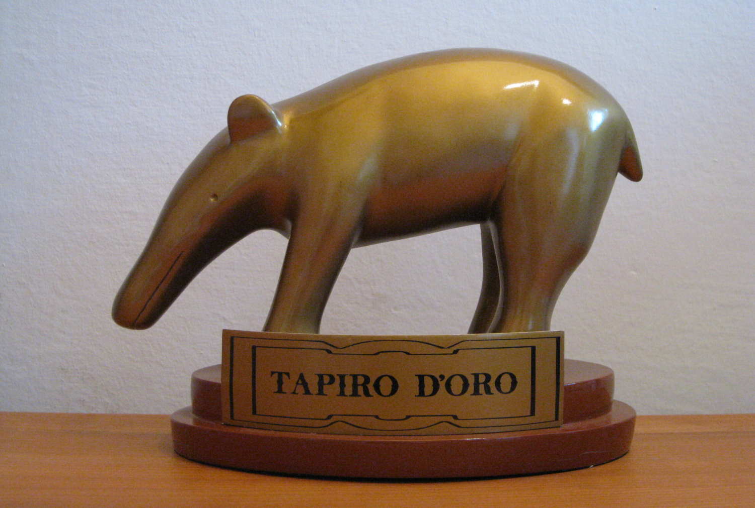 Striscia la Notizia, sapete a chi è stato consegnato il primo tapiro d’oro e chi ne ha ricevuti di più?